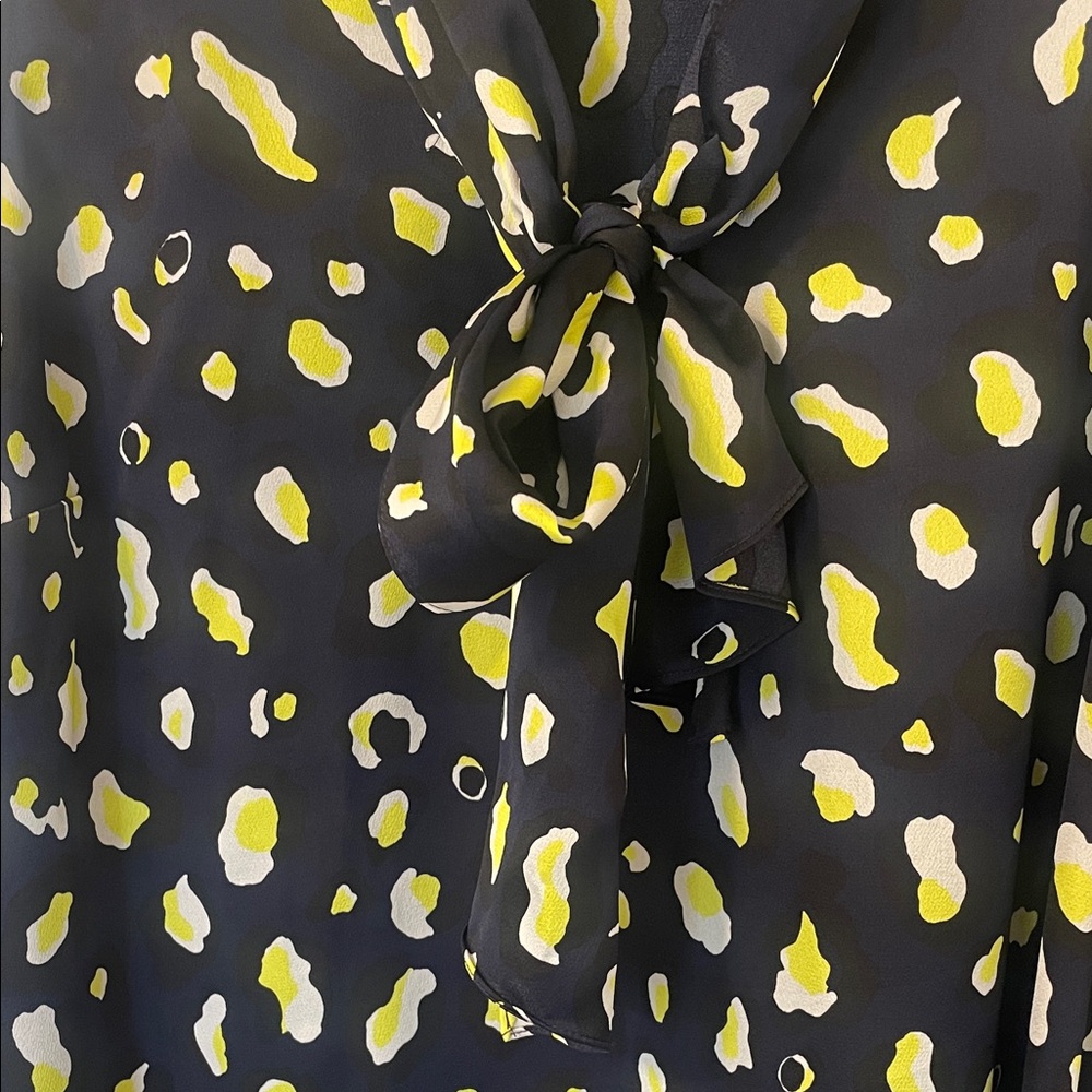 Bar III Women's Navy and Bright Yellow Animal Print Bow Shell Blouse 2X NWT - Picture 3 of 3
